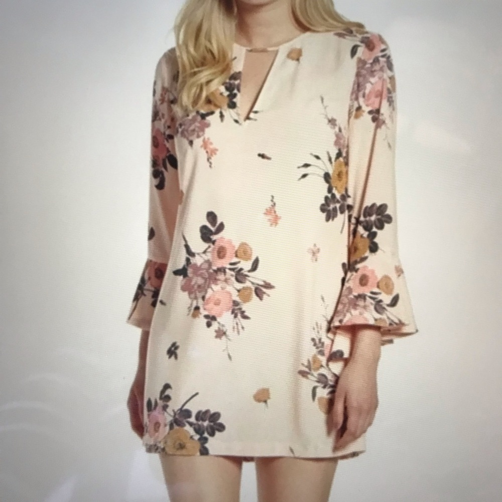 “Leith” bell sleeve floral dress. Size large